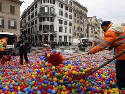 Cleanup of plastic balls at the Spanish Steps