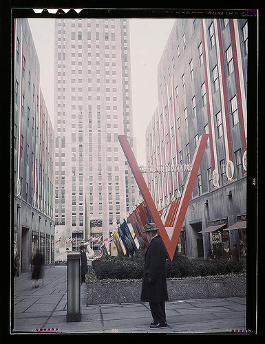 Collins, Marjory, 1912-1985,  1943 March, United Nations exhibit by OWI in Rockefeller Plaza, New York, N.Y. View of entrance from 5th Avenue
